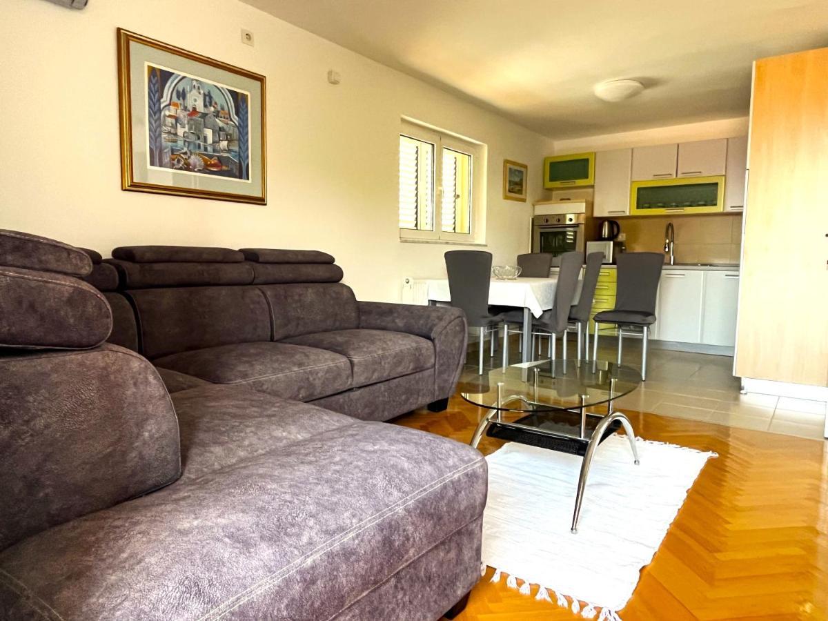 Apartment And Rooms Milak Раб Екстериор снимка