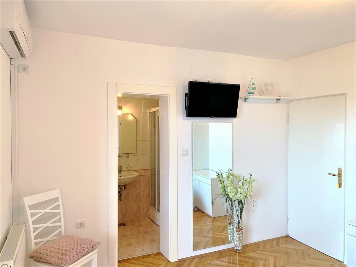 Apartment And Rooms Milak Раб Екстериор снимка