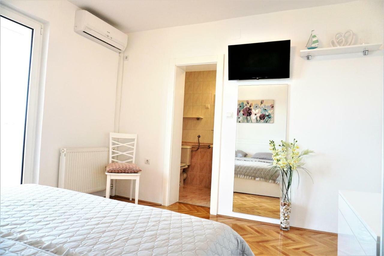 Apartment And Rooms Milak Раб Екстериор снимка